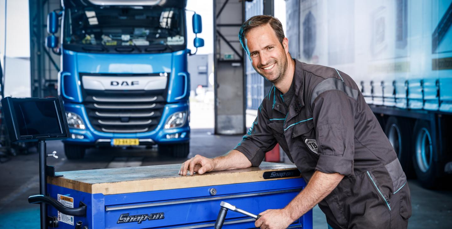 Truckmonteur bij gereedschapskist