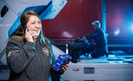 Collega dame aan het bellen