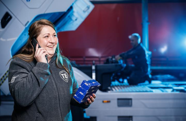 Collega dame aan het bellen