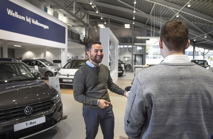 Showroom Volkswagen Verkoper