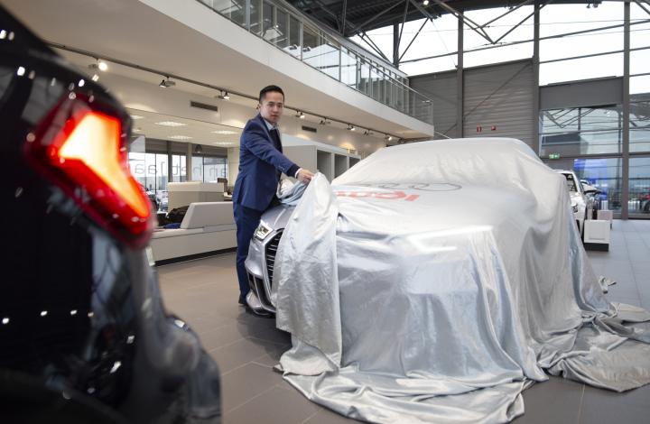 Tsun Yu Kwok pakt een Audi uit