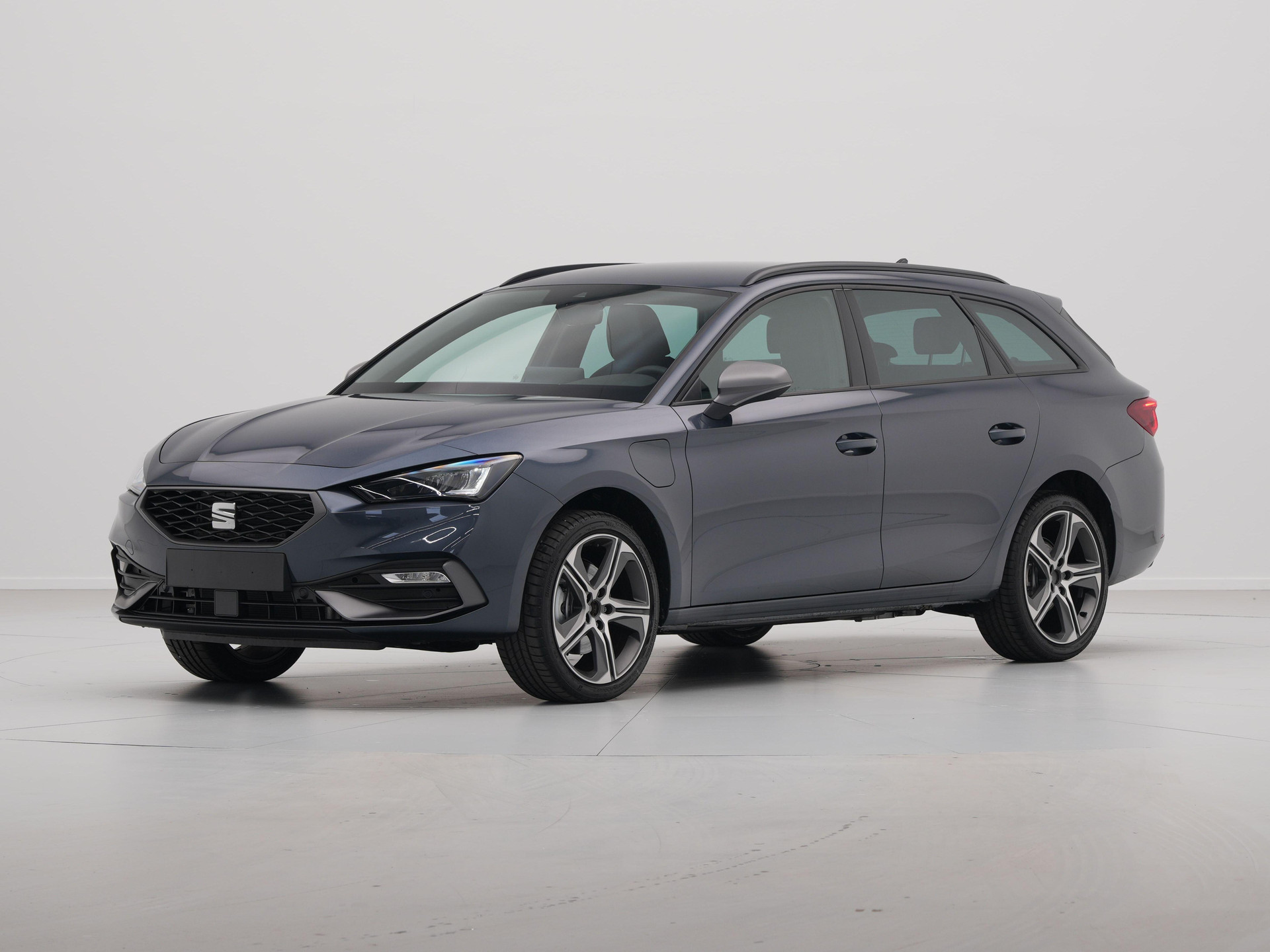 SEAT - Leon Sportstourer 1.5 TSI eHybrid 204 6DSG FR PHEV First Edition - 2024