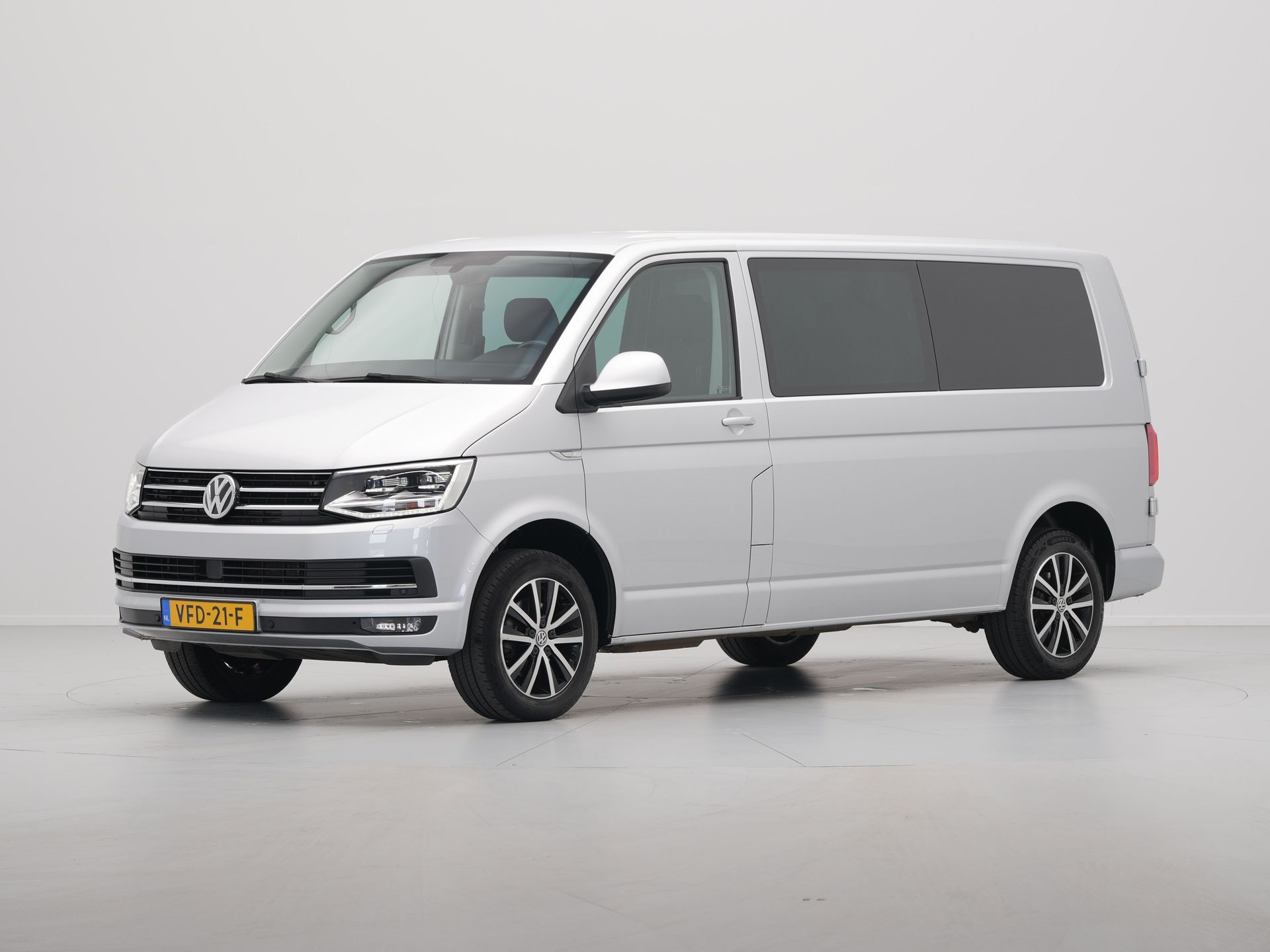 Volkswagen - Transporter 2.0 TDI L2H1 DC Highline - 2020